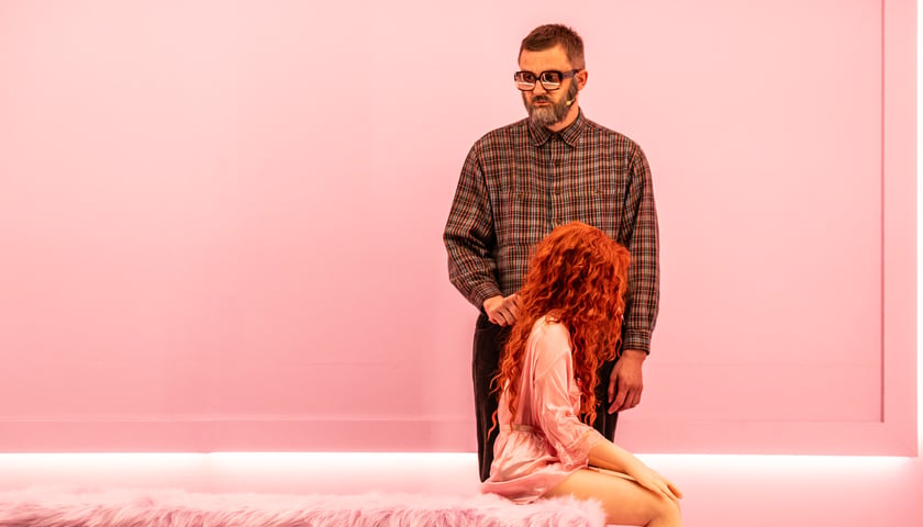 Aktor stojący za aktorką-robotem podczas próby do premiery „Deus sex machina. Czy roboty nas pokochają?” we Wrocławskim Teatrze Współczesnym