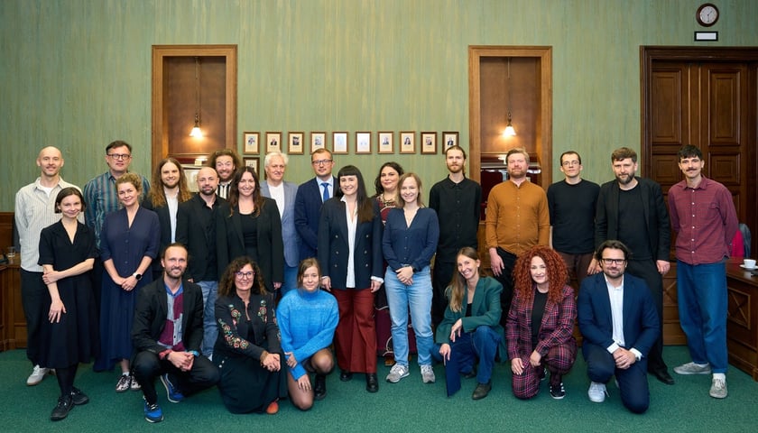 Na zdjęciu laureaci pilotażowej edycji Wrocławskich Wydawnictw Muzycznych z wiceprezydentem Mateuszem Żakiem i Jarosławem Perdutą, dyrektorem Departamentu Kultury i Sportu