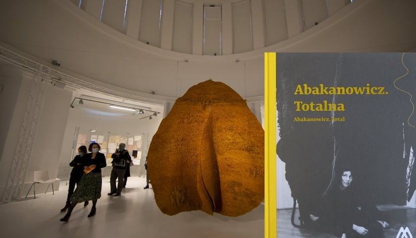 Katalog wystawy „Abakanowicz. Totalna” już dostępny