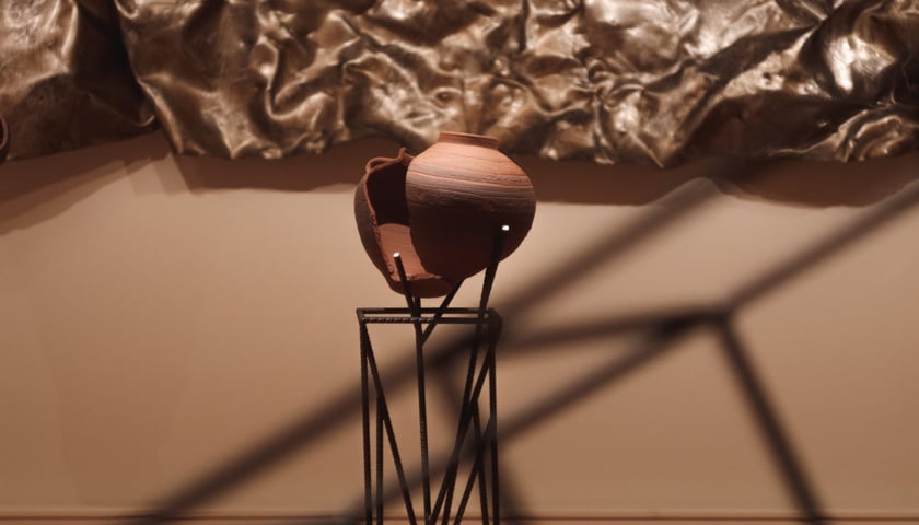 Praca Victorii Tofan ma wystawie „Obrzędy intymne” 