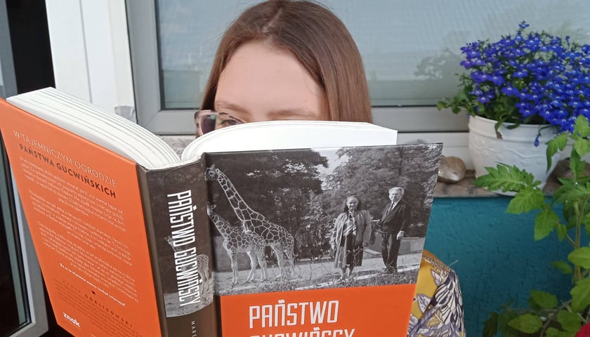 Książka o Hannie i Antonim Gucwińskich jest jedną z najczęściej wypożyczanych z wrocławskich bibliotek 