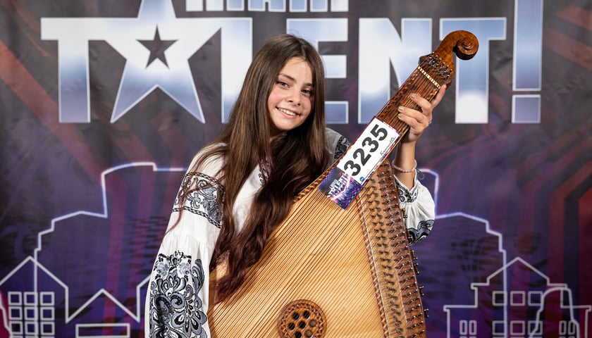 Maria ma talent wokalny, gra na bandurze, mandolinie, gitarze i fortepianie
