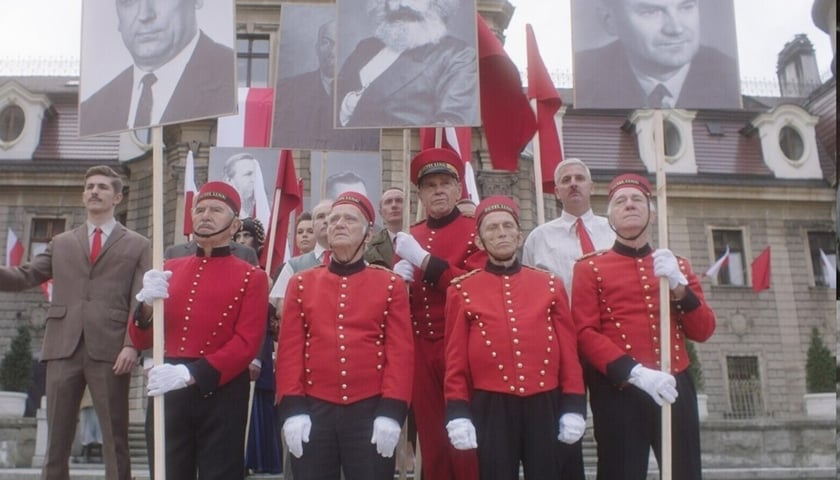 Na zdjęciu bohaterowie z transparentami w filmie „Brigitte Bardot cudowna”