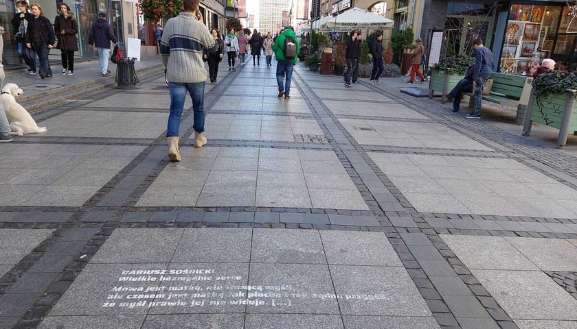 Na zdjęciu fragment wiersza napisany na ulicy