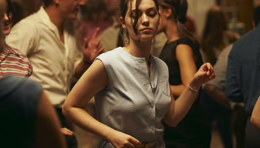 Na zdjęciu aktorka Anamaria Vartolomei w głównej roli w filmie „Zdarzyło się”