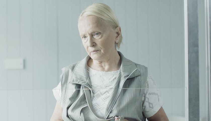 Na zdjęciu kobieta w dojrzałym wieku, główna bohaterka filmu "Kobieta na dachu"