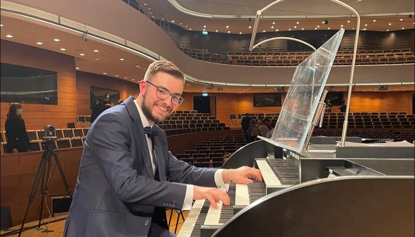 Na zdjęciu organista Maciej Lewandowicz przy organach Narodowego Forum Muzyki, a w piątek 25 listopada zagra w kościele św. Elżbiety