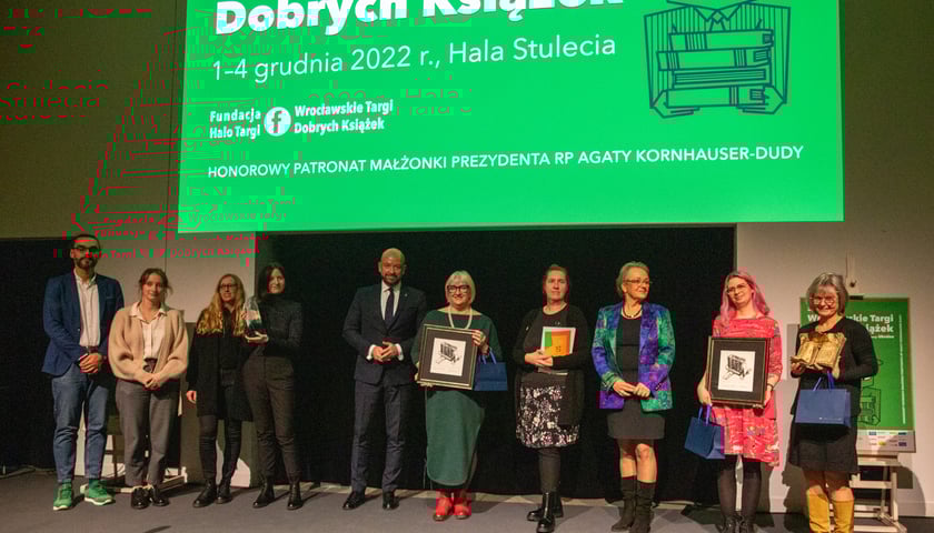 Na zdjęciu laureaci nagród Pióro Fredry i Dobre Strony z prezydentem Jackiem Sutrykiem