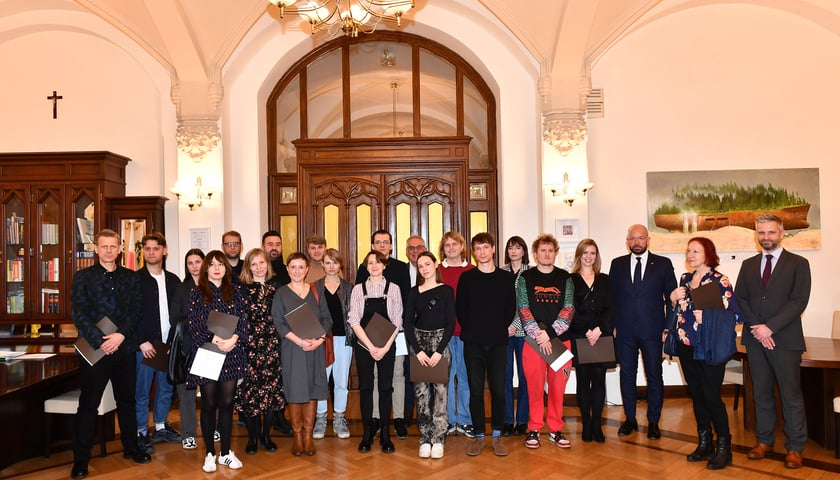 Na zdjęciu stypendyści prezydenta Wrocławia z prezydentem podczas uroczystości w styczniu 2023