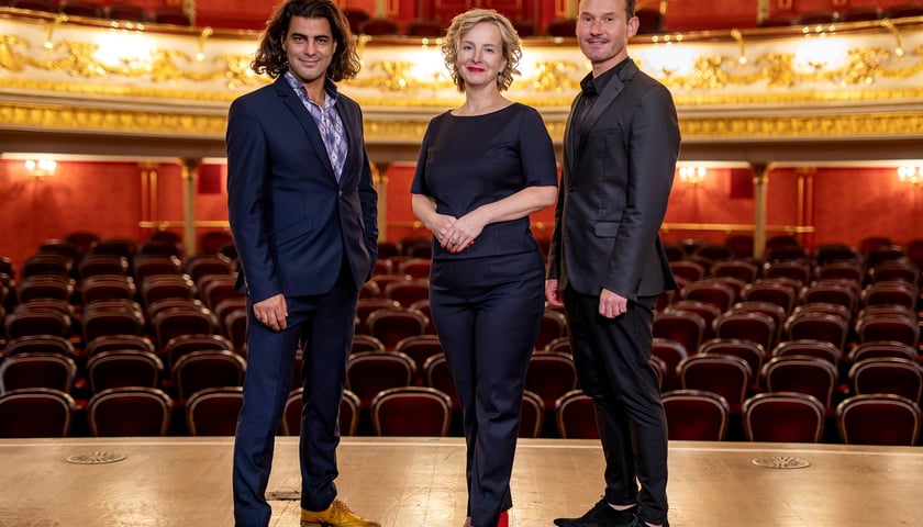 Na zdjęciu dyrektor Opery Wrocławskiej Halina Ołdakowska z dyrektorami – muzycznym Bassemem Akiki (po lewej) i artystycznym Mariuszem Kwietniem (po prawej)