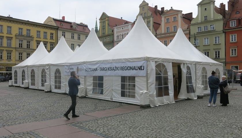 Namiot na placu Solnym, pod którym do niedzieli 21 maja 2023 trwać będą Targi Książki Regionalnej Silesiana
