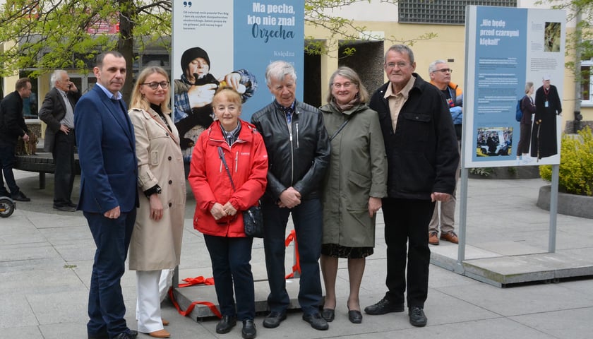 Wystawa o księdzu Orzechowskim została otwarta 19 maja na ul. Kuźniczej. Na zdjęciu m.in. Agnieszka Bugała, autorka wystawy (druga od lewej) i prof. Jan Miodek (na zdjęciu czwarty od lewej) 