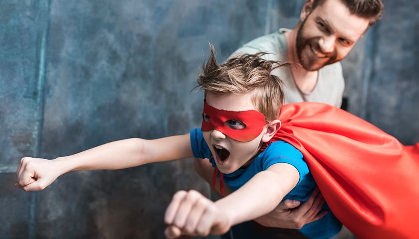 „Tato, Wuju, Dziadku, Trenerze! Masz supermoc, o której być może nie wiesz". Kampania #TataTeżCzyta/zdjęcie ilustracyjne