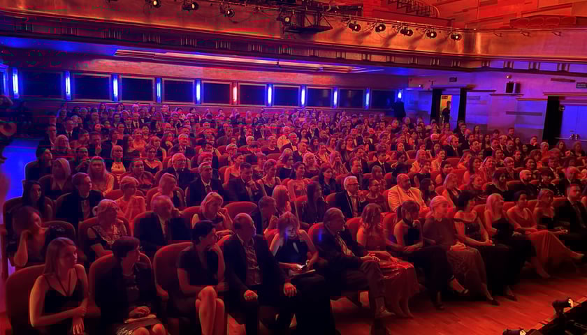 Zdjęcie z planu filmowego (siedzący na widowni ludzie) - ekranizacja „Wzgórza psów” Jakuba Żulczyka