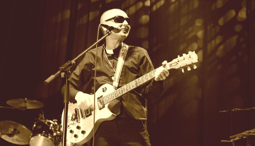 Sinéad O'Connor z gitarą podczas koncertu w czerwcu 2013 r. we wrocławskiej Hali Orbita
