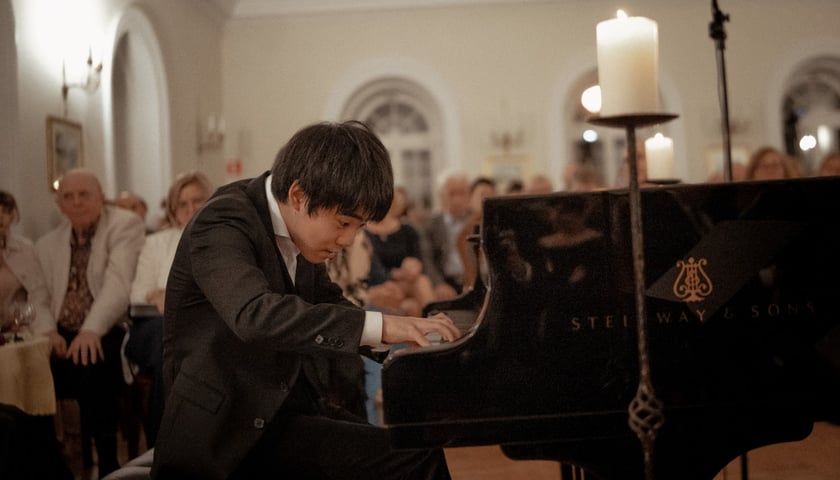 Recital – Nokturn z 8 sierpnia. Na zdjęciu widać pianistę, który gra na fortepianie