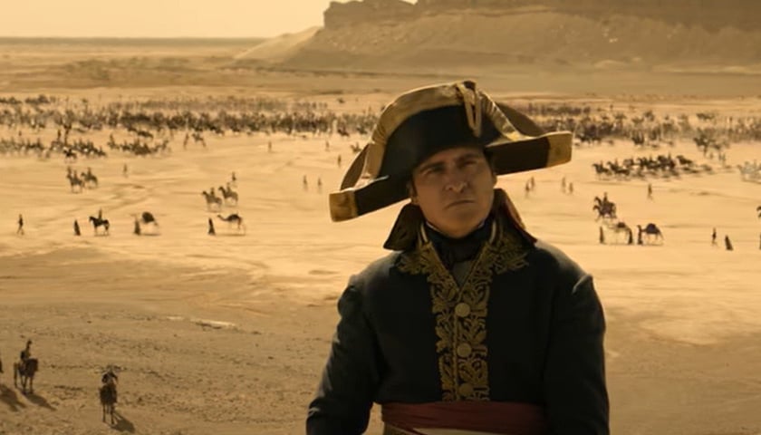 Napoleon na pustyni, w tle jego żołnierze na koniach, scena z filmu 