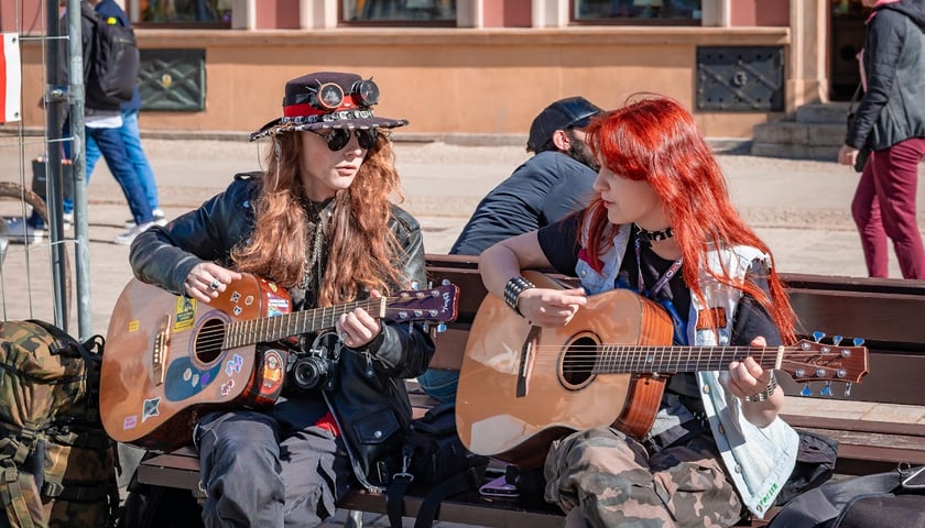 Dwie osoby z gitarami w Rynku