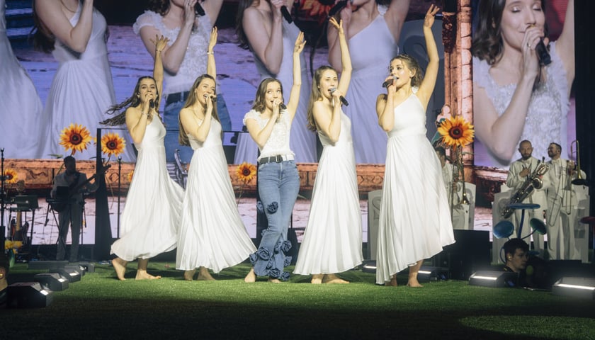Koncert z sanah  - na zdjęciu artystka i jej zaproszeni goście