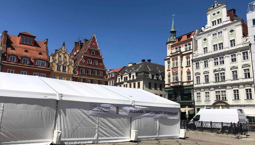 Ostatnie przygotowania do Targów Książki Regionalnej Silesiana - namiot ustawiony na placu Solnym.