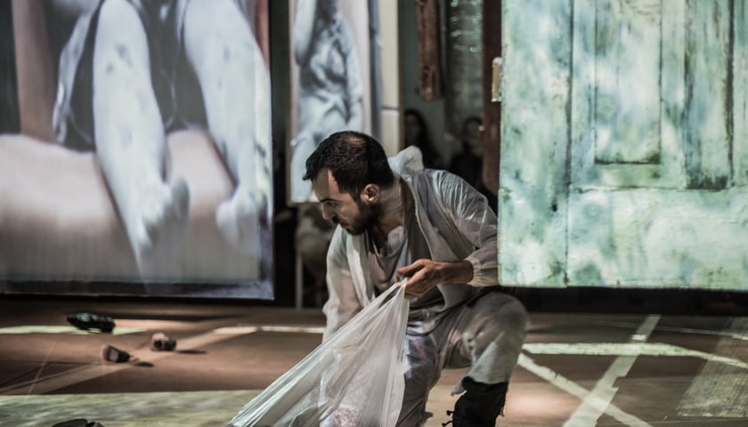 Scena ze spektaklu "Medee. O przekraczaniu" Teatru ZAR