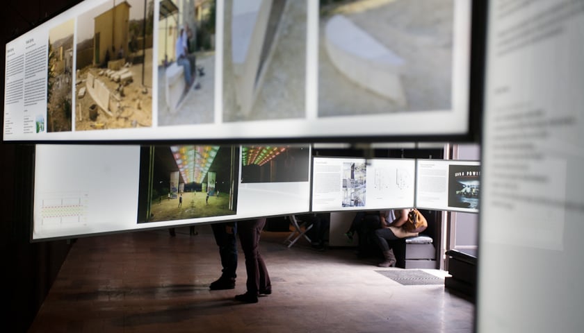 Aureola na podwórku za galerią