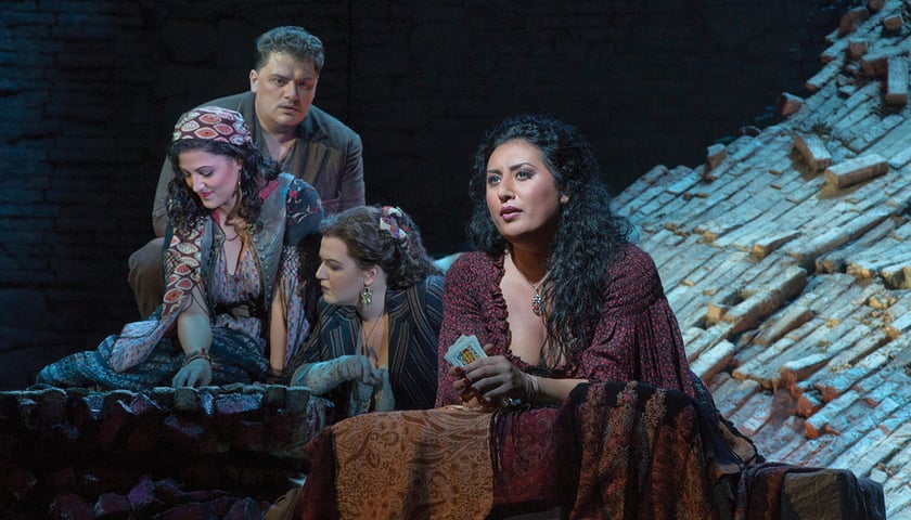 Anita Rachweliszwili (pierwsza z prawej) jako Carmen