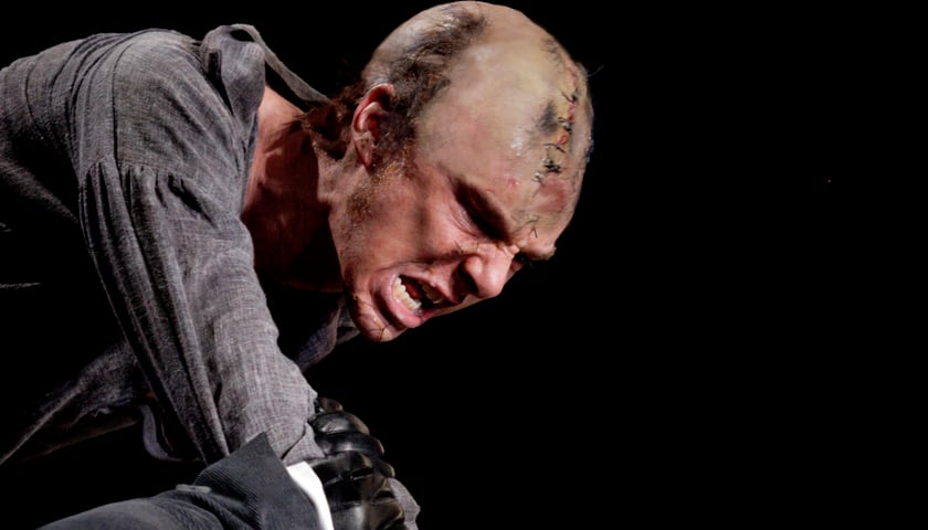 Benedict Cumberbatch jako monstrum i Jonny Lee Miller jako Frankenstein