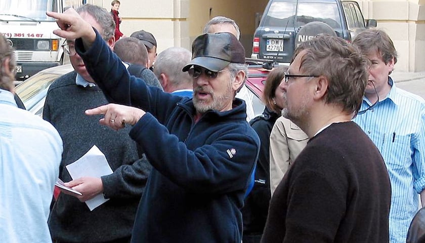 Steven Spielberg na pl. Uniwersyteckim we Wrocławiu w 2004 roku