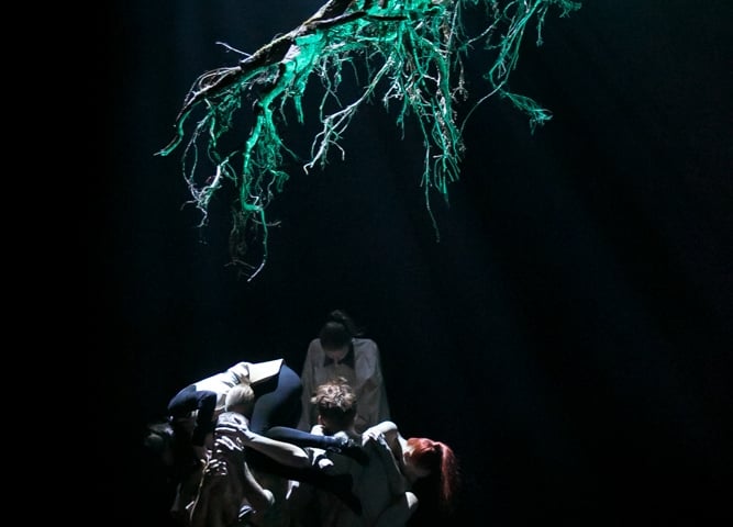 Scena ze spektaklu "Tempus Fantasy" w Teatrze Capitol