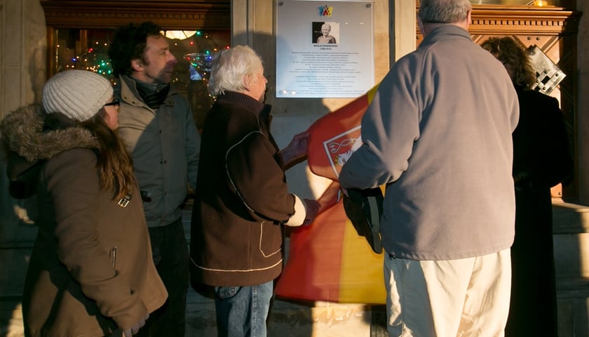 Syn, wnuczka i koledzy poetki podczas odsłonięcia tablicy pamiątkowej</p>