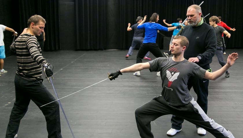 Aktorzy Capitolu uczą się szermierki do spektaklu "Trzej muszkieterowie"