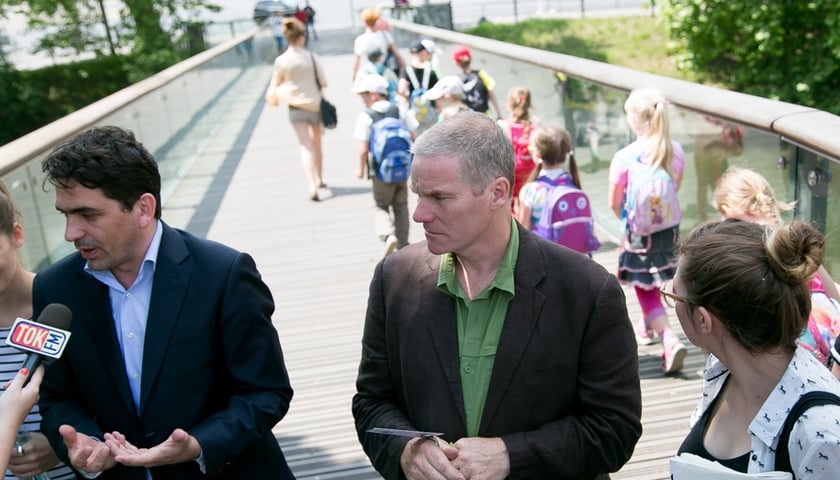 Krzysztof Maj i Chris Baldwin na Kładce Świebodzkiej zapowiadają nowy projekt "Mosty"