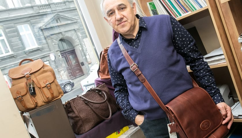 Andrzej Czajkowski z raportówką. Identyczną uszył dla Toma Hanksa