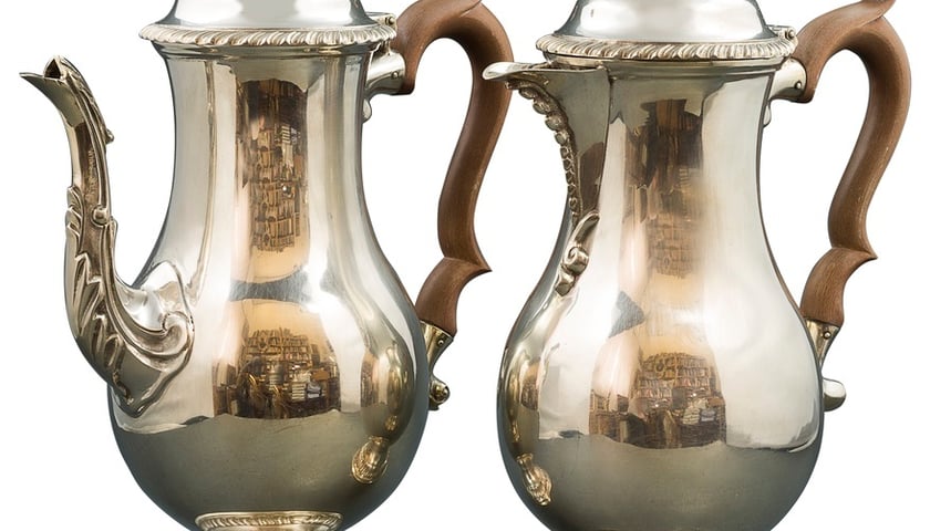 Para srebrnych dzbanków. Anglia (Birmingham), 1944 rok. Cena wywoławcza 3.500