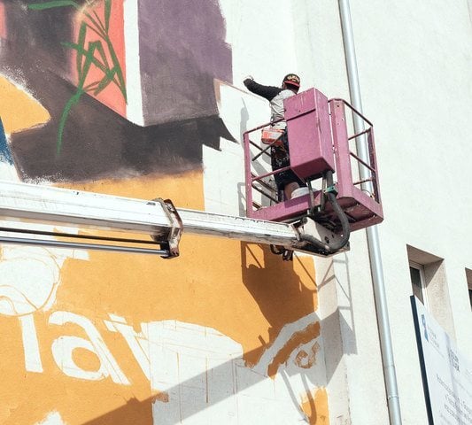 zarys muralu na ścianie Teatru Polskiego we Wrocławiu