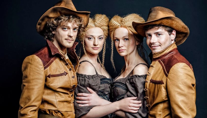 Konstancje (Aleksandra Adamska, Ewa Szlempo) i D'Artagnanowie (Piotr Gawron-Jedlikowski i Piotr Bondyra) 