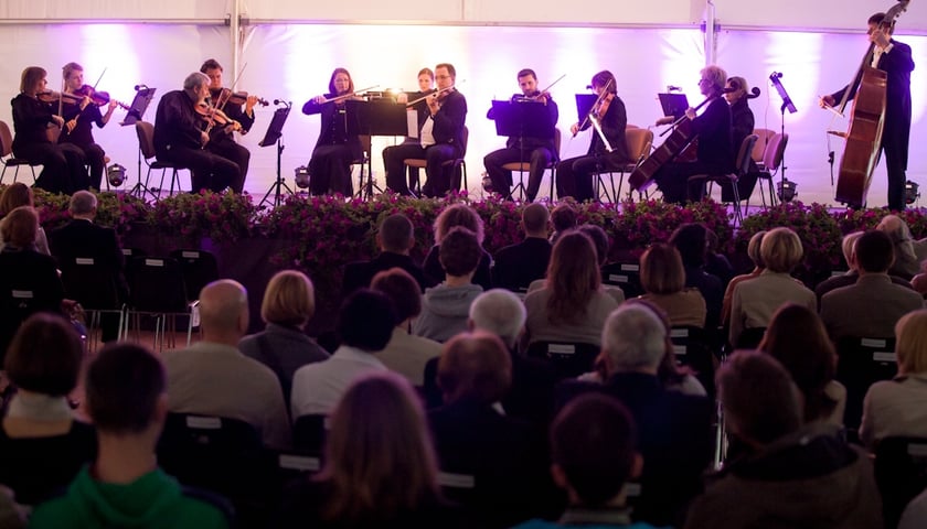 Orkiestra Wratislavia na scenie na dziedzińcu Arsenału