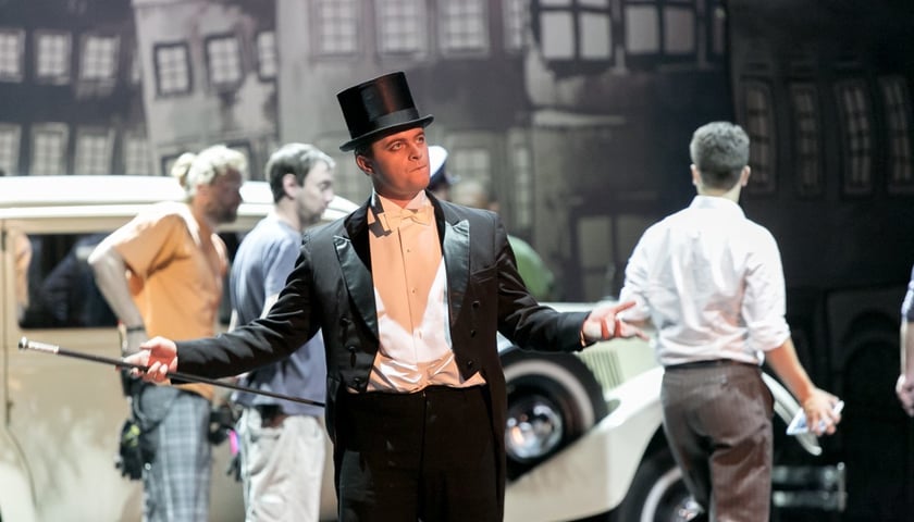 "Może kiedyś innym razem" śpiewa Eugeniusz Bodo (Tomasz Schuchardt) na scenie warszawskiego Teatru Tip Top, w który zamienił się wrocławski Teatr Muzyczny Capitol