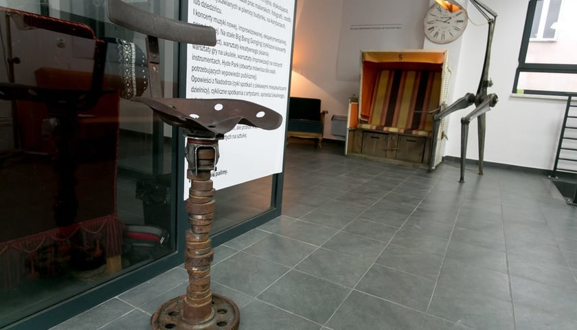 Na pierwszym planie krzesło z upcyklingu; autor: Tomasz Szydełko