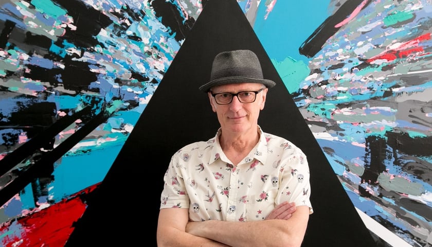 Ian Emes na tle najnowszej pracy przygotowanej specjalnie na wrocławską wystawę