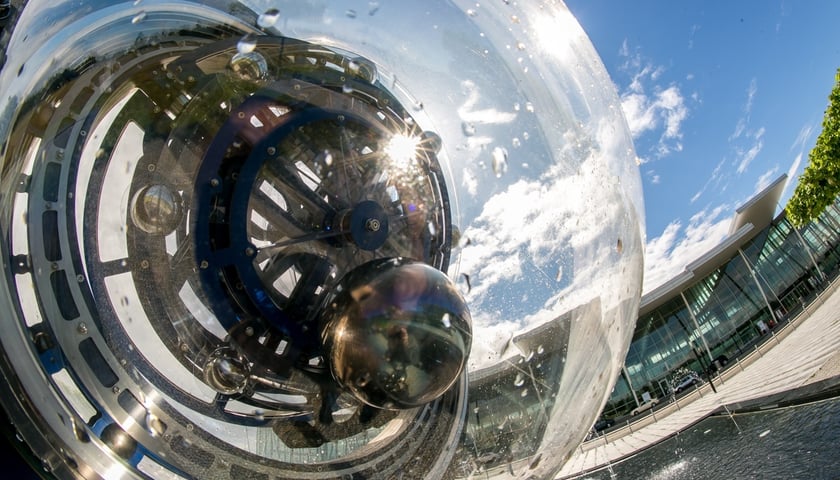 "Copernicus" rzeźba kinetyczna przed wrocławskim lotniskiem