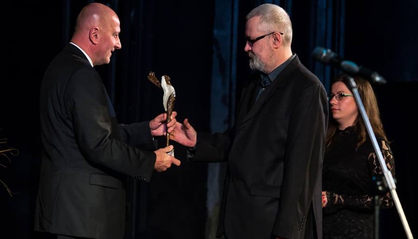 Oleg Pawłow odbiera Nagrodę Angelus 2017 z rąk prezydenta Rafała Dutkiewicza