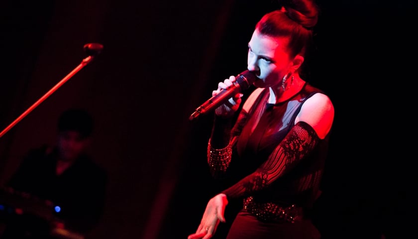 Chrysta Bell: stylowo i intrygująco