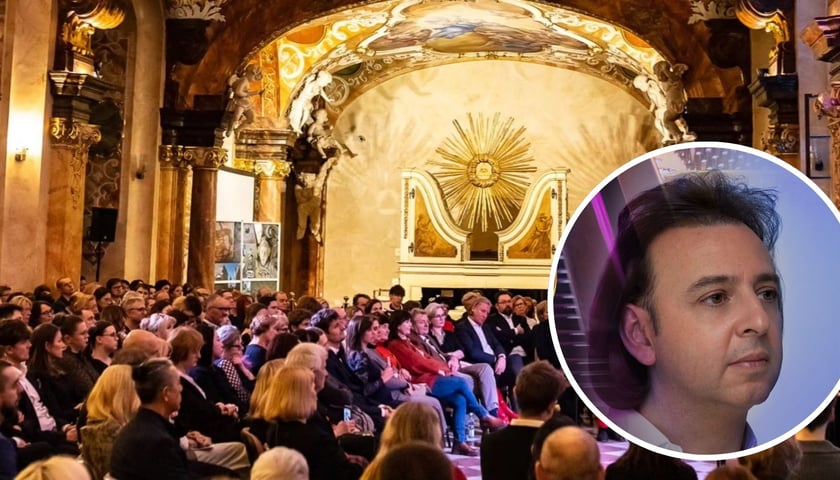 Kolaż dwóch zdjęć – na większym sala Oratorium Marianum i ludzie słuchający recitalu fortepianowego, na mniejszym portret pianisty Marca Laforêta
