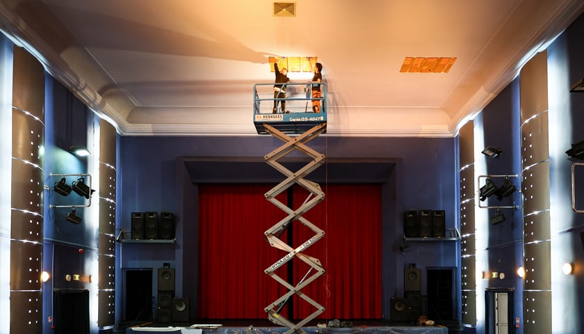 Prace konserwatorskie przy plafonie Szpakowskiego po remoncie Centrum Kultury Nowy Pafawag