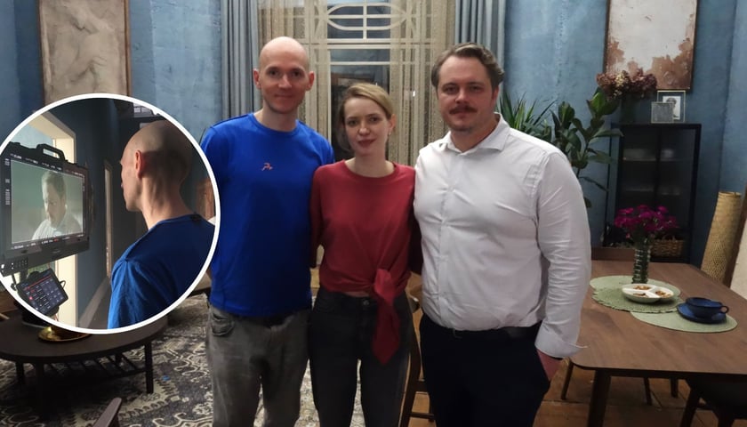 na głównym zdjęciu reżyser Artur Wyrzykowski i aktorzy – Paulina Gałązka i Tomasz Schuchardt