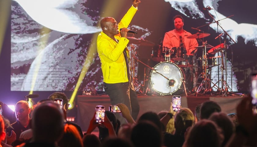 Seal z mikrofonem na scenie w Hali Stulecia, 7 lipca 2025