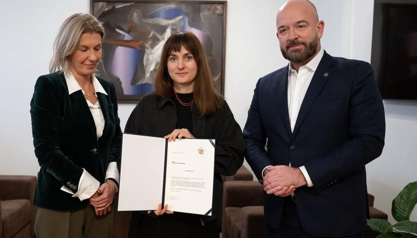 Stoją od lewej: Renata Granowska (wiceprezydentka Wrocławia), Dominika Kawalerowicz (pełnomocniczka ds. rozwoju kultury i dyrektorka WIK), Jacek Sutryk (prezydent Wrocławia)