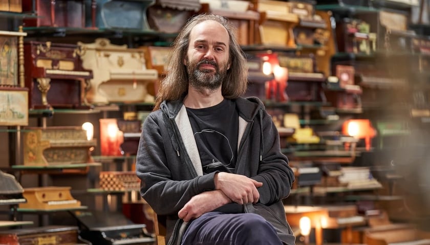 Paweł Romańczuk, twórca Galerii Toy Piano we Wrocławiu i założyciel zespołu Małe Instrumenty